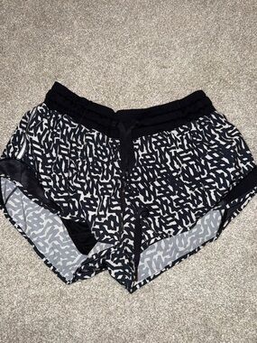 Black & White Abstract Print Women’s Shorts Lululemon hotty hot